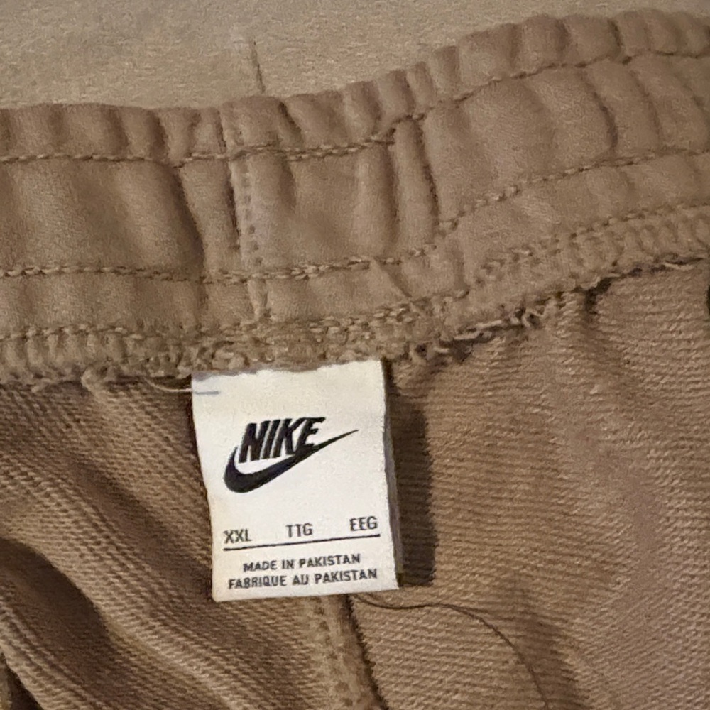 Nike Beige Sweatpants with White Graphic - Picture 6 of 6